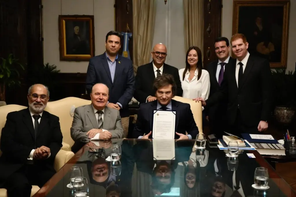 Milei recebe prêmio de "Economista do Ano" pela Ordem dos Economistas do Brasil Milei recebe prêmio de "Economista do Ano" pela Ordem dos Economistas do Brasil