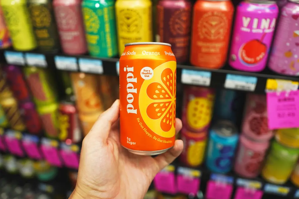 Foto de <a href="https://unsplash.com/pt-br/@minimdesignco?utm_content=creditCopyText&utm_medium=referral&utm_source=unsplash">Brad</a> na <a href="https://unsplash.com/pt-br/fotografias/uma-mao-segurando-uma-lata-de-refrigerante-de-laranja-Zfua-B1WssA?utm_content=creditCopyText&utm_medium=referral&utm_source=unsplash">Unsplash</a>
Foto de <a href="https://unsplash.com/pt-br/@minimdesignco?utm_content=creditCopyText&utm_medium=referral&utm_source=unsplash">Brad</a> na <a href="https://unsplash.com/pt-br/fotografias/uma-mao-segurando-uma-lata-de-refrigerante-de-laranja-Zfua-B1WssA?utm_content=creditCopyText&utm_medium=referral&utm_source=unsplash">Unsplash</a>