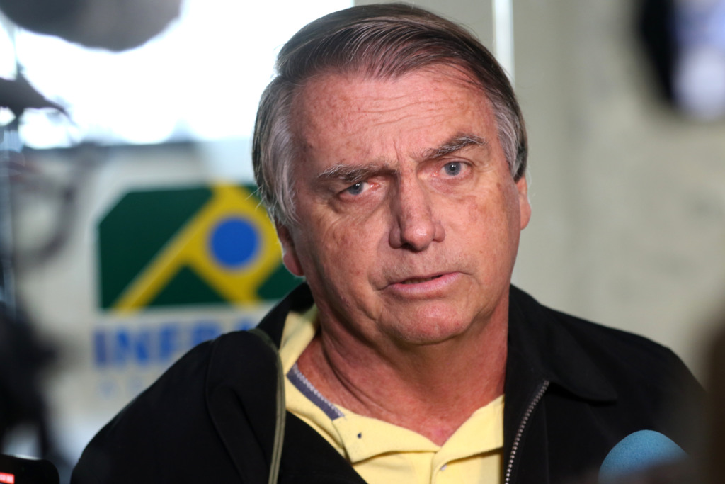 Rio de Janeiro (RJ), 29/06/2023 - O ex-presidente Jair Bolsonaro desembarca no aeroporto Santos Dumont e fala sobre o julgamento no TSE que pode torná-lo inegelível. Foto:Tânia Rêgo/Agência Brasil Rio de Janeiro (RJ), 29/06/2023 - O ex-presidente Jair Bolsonaro desembarca no aeroporto Santos Dumont e fala sobre o julgamento no TSE que pode torná-lo inegelível. Foto:Tânia Rêgo/Agência Brasil