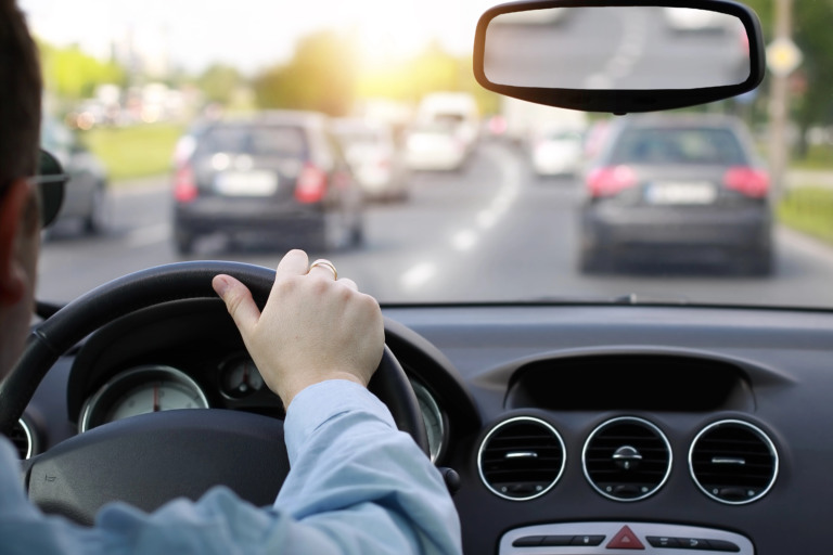 3 Hábitos ao Dirigir que Estão Fazendo Seu Carro Gastar Mais Gasolina
