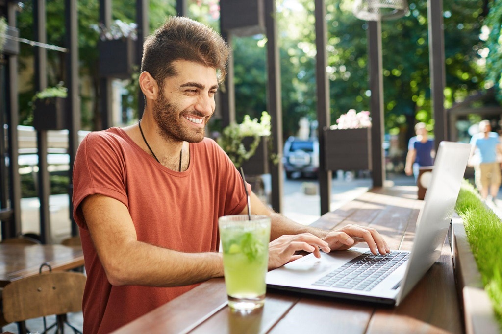 Homem digitando notebook Homem digitando notebook