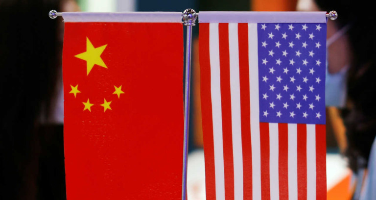 Bandeiras da China e EUA
04/09/2021. REUTERS/Florence Lo