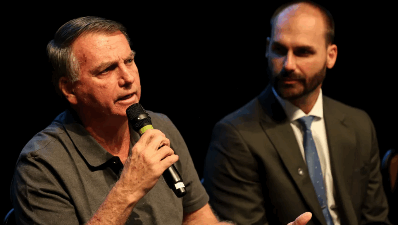 O ex-presidente Jair Bolsonaro (PL) ao lado de seu filho, o deputado federal Eduardo Bolsonaro (PL-SP) • Foto: Beto Barata/PL/FLICKR O ex-presidente Jair Bolsonaro (PL) ao lado de seu filho, o deputado federal Eduardo Bolsonaro (PL-SP) • Foto: Beto Barata/PL/FLICKR