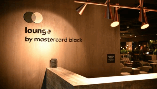 Trocou tudo! Mastercard impõe gasto mínimo para acessar salas VIP no Brasil