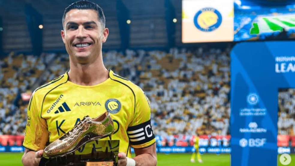 Cristiano Ronaldo posa com a chuteira de ouro. Foto: Reprodução/Instagram/@alnassr Cristiano Ronaldo posa com a chuteira de ouro. Foto: Reprodução/Instagram/@alnassr