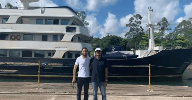 Os irmãos Lucas e Gabriel Queiroz Abud disputam na Justiça a posse do iate “Big Aron”, avaliado em R$ 26 milhões e arrematado em 2018. Foto: Reprodução.