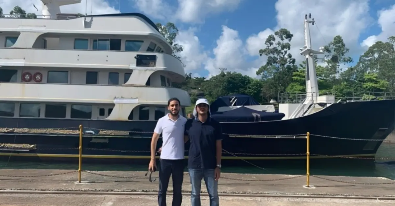 Os irmãos Lucas e Gabriel Queiroz Abud disputam na Justiça a posse do iate “Big Aron”, avaliado em R$ 26 milhões e arrematado em 2018. Foto: Reprodução.