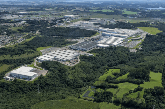 Geely, montadora chinesa, compra 26% da Renault do Brasil e iniciará produção de veículos no Paraná.
A fabricação ocorrerá na planta Ayrton Senna, localizada em São José dos Pinhais. (Foto: Divulgação)