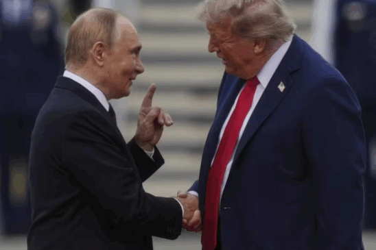 Vladimir Putin e Donald Trump em encontro no Alasca — Foto: Julia Demaree Nikhinson/AP
