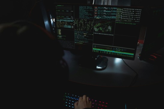 Foto: Tima Miroshnichenko, Pexels. Saiba como proteger seu patrimônio digital. Guia completo sobre cibersegurança para investidores, proteção de contas bancárias e gestão de senhas em 2026.
